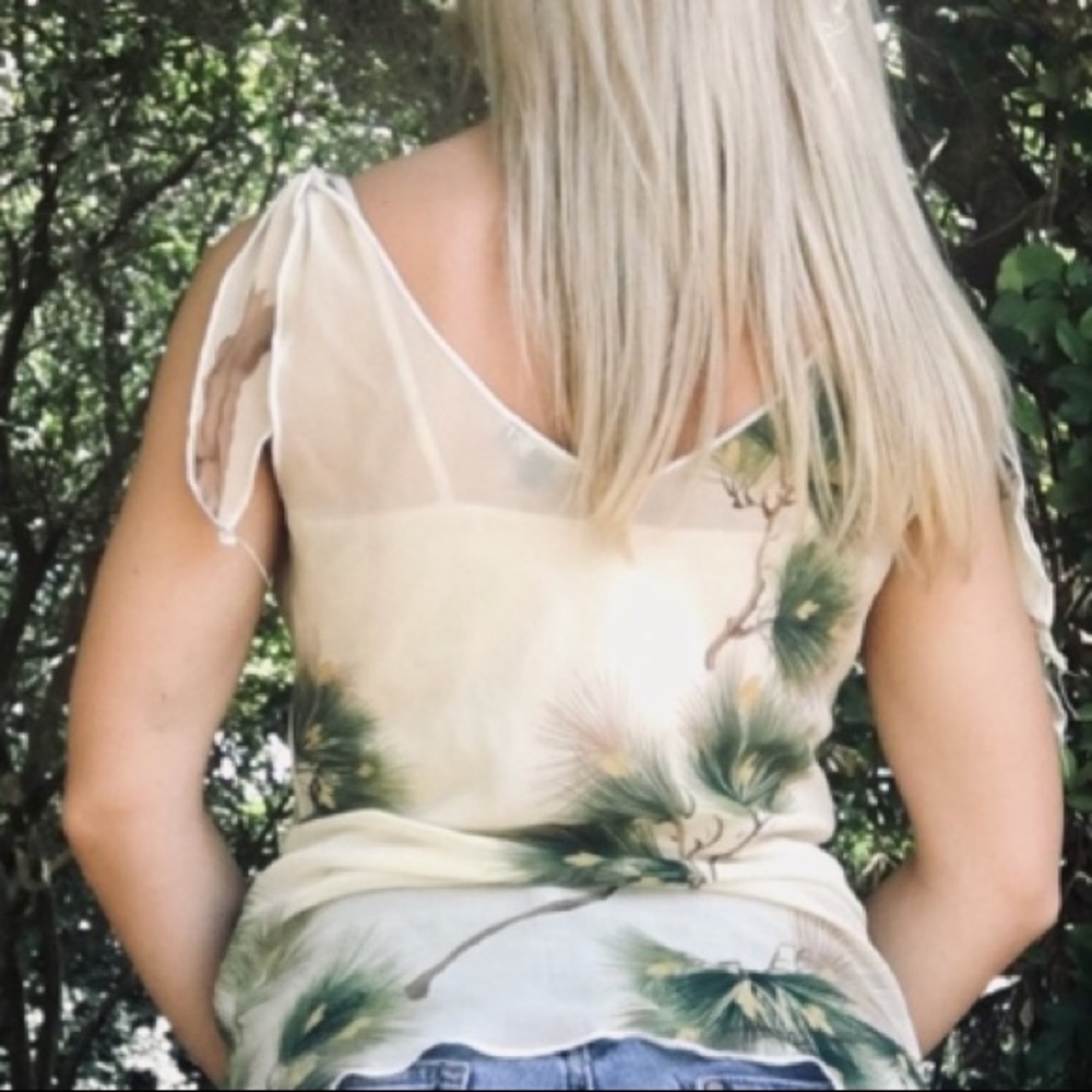 Beautiful top - Picture 2 of 2